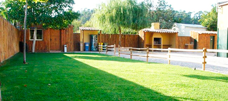 En Cuencaventura disponemos de Pista cubierta y jardín